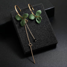 Load image into Gallery viewer, Flower Dangle Earrings