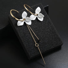 Load image into Gallery viewer, Flower Dangle Earrings