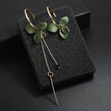 Load image into Gallery viewer, Flower Dangle Earrings